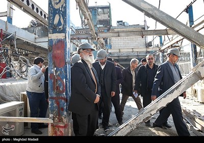 مهدی چمران بهمراه چندتن از اعضای شورای شهر در حال بازدید از روند تخریب طبقه هفتم پاساژ علاء الدین