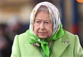 تصاوی پوشش جالب ملکه بریتانیا در ایستگاه قطار و در حال بازگشت از تعطیلات