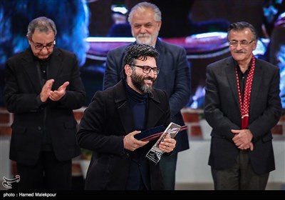 اهدای سیمرغ بلورین بهترین چهره‌پردازی سی‌وپنجمین جشنواره فیلم فجر به ایمان امیدواری برای فیلم زیر سقف دودی