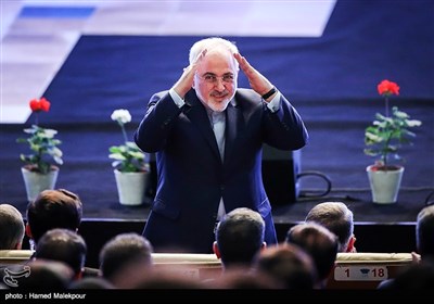 محمدجواد ظریف وزیر امور خارجه در مراسم اختتامیه سی‌وپنجمین جشنواره فیلم فجر