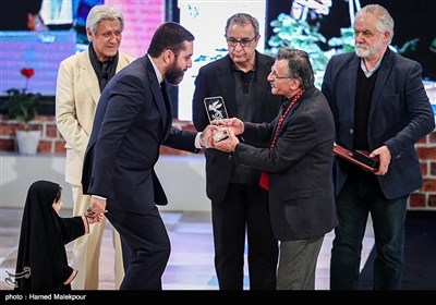 اهدای سیمرغ بلورین بهترین فیلم سی‌وپنجمین جشنواره فیلم فجر به سیدمحمود رضوی تهیه‌کننده فیلم ماجرای نیمروز