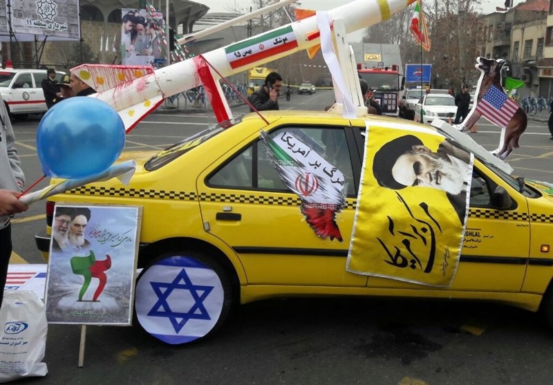 مردم ماکت موشک‌‌‌‌های ایرانی را به راهپیمایی 22 بهمن آوردند+ تصویر