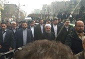 حضور رئیس‌جمهور در جمع راهپیمایان تهرانی+ تصویر