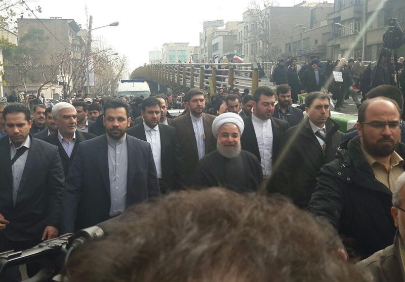 حضور رئیس‌جمهور در جمع راهپیمایان تهرانی+ تصویر