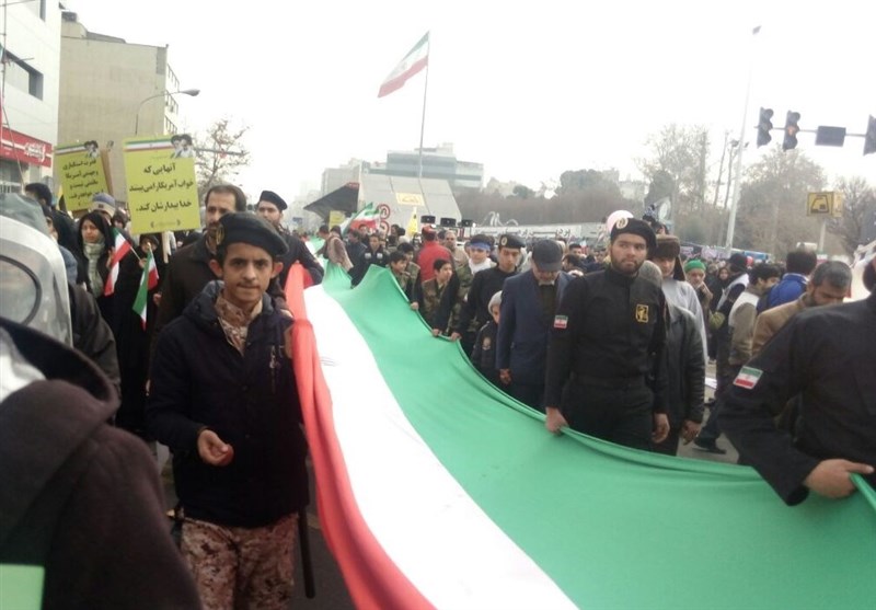حمل طولانی‌ترین پرچم ایران در راهپیمایی 22 بهمن +فیلم و عکس