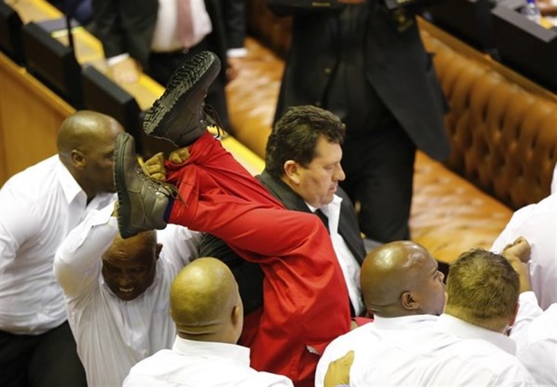 قرمزپوشها پارلمان آفریقای جنوبی را بهم ریختند + فیلم و عکس