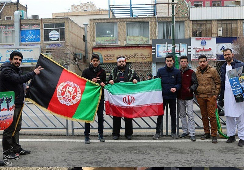 حضور مهاجرین افغانستانی در 22 بهمن 95؛ «خیال جدایی ما و ایرانی‌ها خیال باطل است» + تصاویر