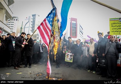 آتش زدن پرچم آمریکا در راهپیمایی 22 بهمن در تهران 