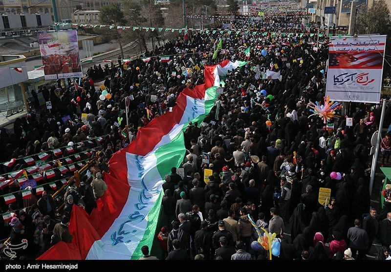 مردم ایران پای انقلاب خود ایستاده اند