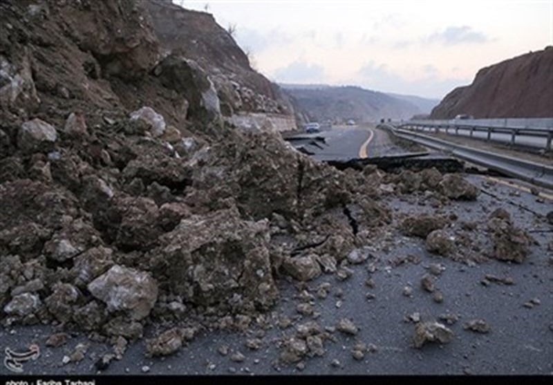 آزاد راه پل زال- خرم‌آباد براثر ریزش کوه مسدود شد