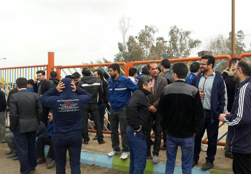 تجمع کارکنان گروه ملی فولاد مقابل در ورودی شرکت