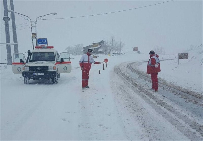 رهاسازی 215 خودرو گرفتار در برف جاده‌های استان قزوین/1511 نفر امدادرسانی شدند‌