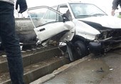 محبوس شدن راننده پراید بعد از تصادف شدید با گاردریل + عکس