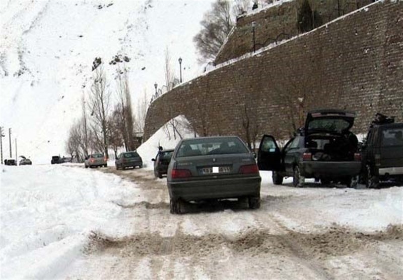 تردد وسایل نقلیه در محورهای برف‌گیر استان فارس روان است