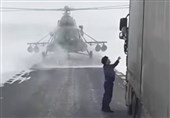 فرود بالگرد نظامی قزاقستان در اتوبان برای پرسیدن آدرس+فیلم