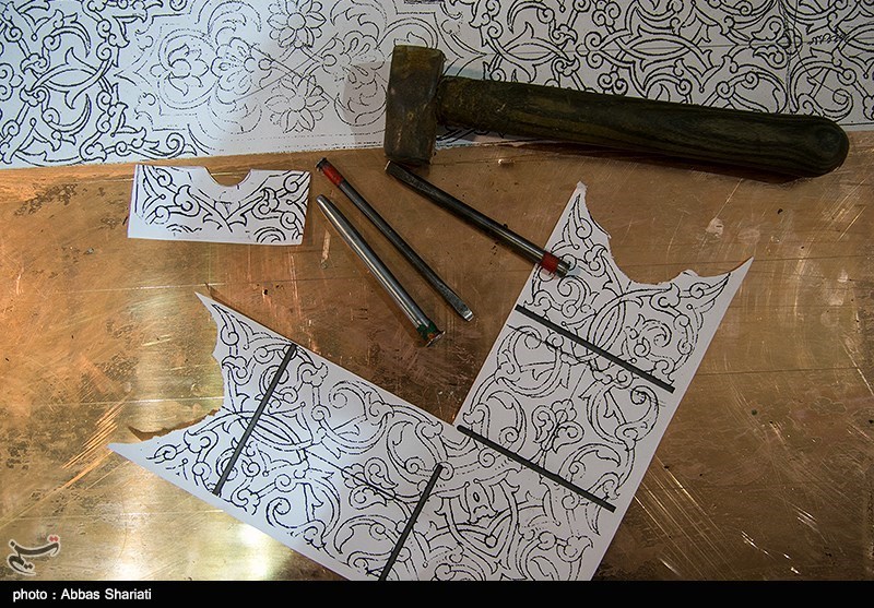 روایت بانوی هنرمندی که قلم‌زنی را از اصفهان به سمنان آورد؛ وقتی صدای چکش‌ها کارآفرینی را نوید می‌دهد