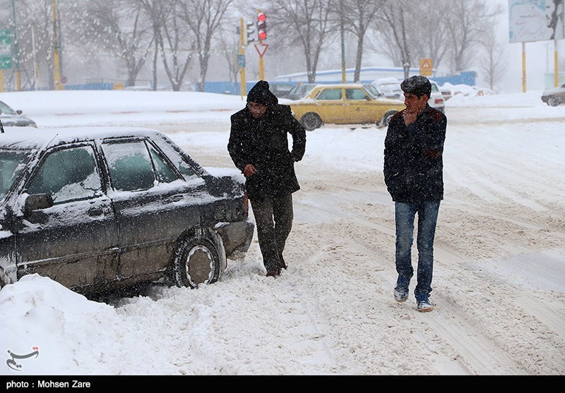 امدادرسانی به افراد گرفتار در برف و کولاک در 12 استان کشور