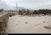 کمک‌رسانی سپاه فجر به سیل‌زدگان فارس/ عملیات بازگشایی راه‌ها با امکانات مهندسی ادامه دارد