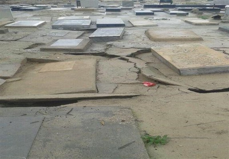 عکس/تخریب قبرستان توسط سیل