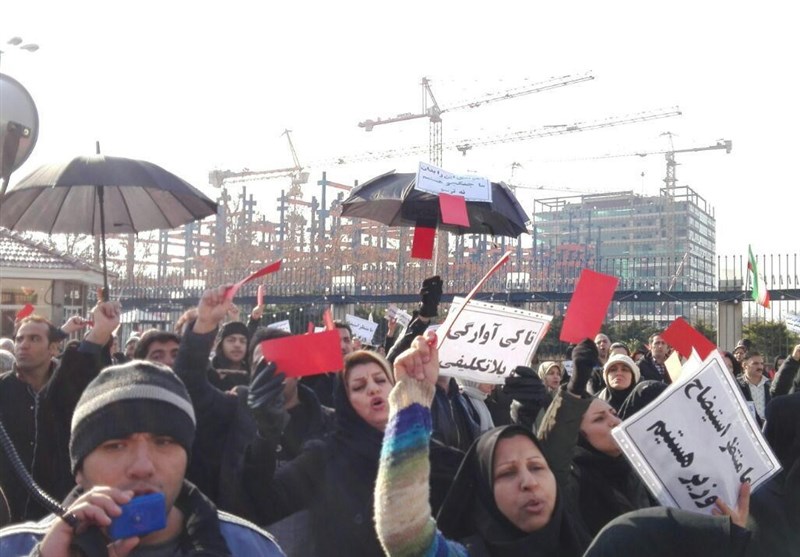 شعارهای مردم مقابل مجلس در حمایت از استیضاح آخوندی + صوت