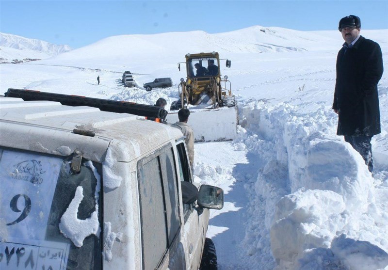 50 اتومبیل‌ران گرفتار در برف و کولاک در نزدیکی سد نهند نجات یافتند