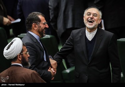 علی‌اکبر صالحی رئیس سازمان انرژی اتمی در جلسه استیضاح عباس آخوندی وزیر راه و شهرسازی