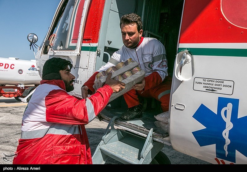 امدادرسانی هوایی به مردم سیل‌زده زهکلوت استان کرمان آغاز شد