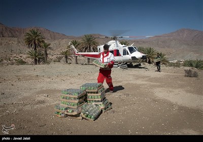 IRCS Workers Provide Humanitarian Aid for Flood-Hit Areas in Southern Iran