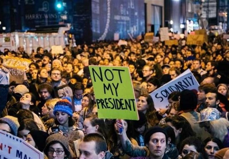 تظاهرات آمریکایی‌ها با شعار ترامپ رئیس‌جمهور من نیست