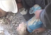 فیلم/نجات معجزه‌آسای دختربچه سوری از زیر آوار+فیلم و عکس