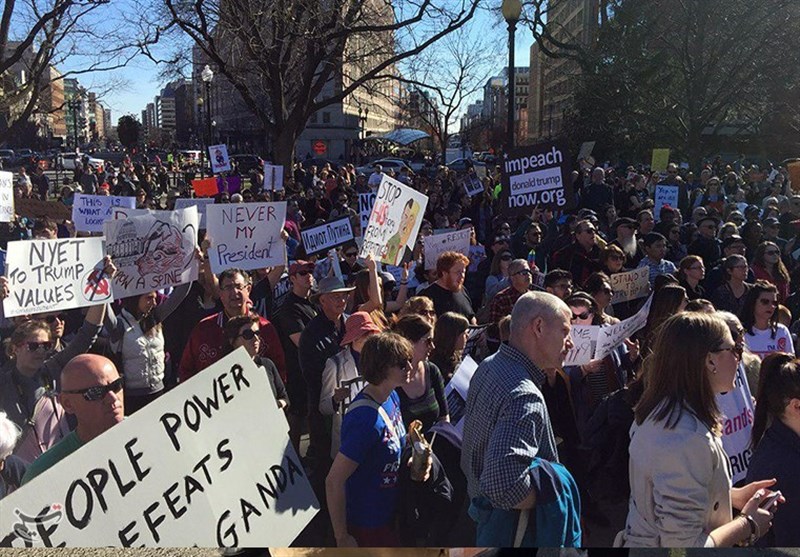 تجمع هزاران نفری در «واشنگتن» / معترضان آمریکایی : «ترامپ» متقلب استیضاح باید گردد + تصاویر