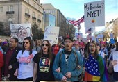 عشرات آلاف الأمریکیین یتظاهرون فی واشنطن ضد ترامب +صور