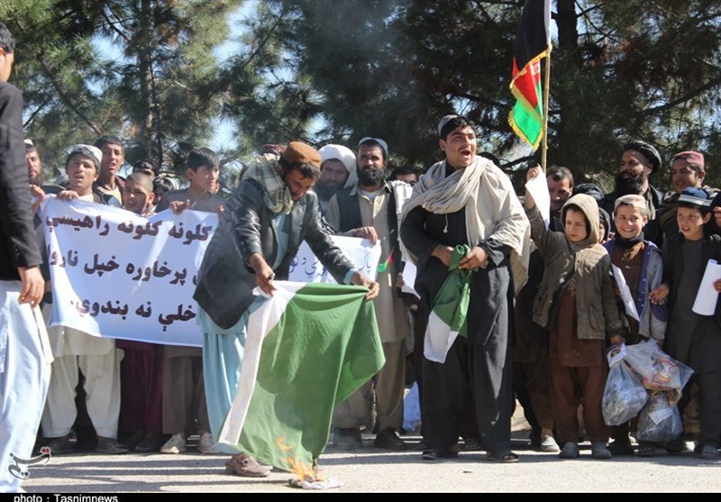 افغانستان میں پاکستانی پرچم نذرآتش، سفارتی تعلقات ختم کرنے کا مطالبہ + تصاویر