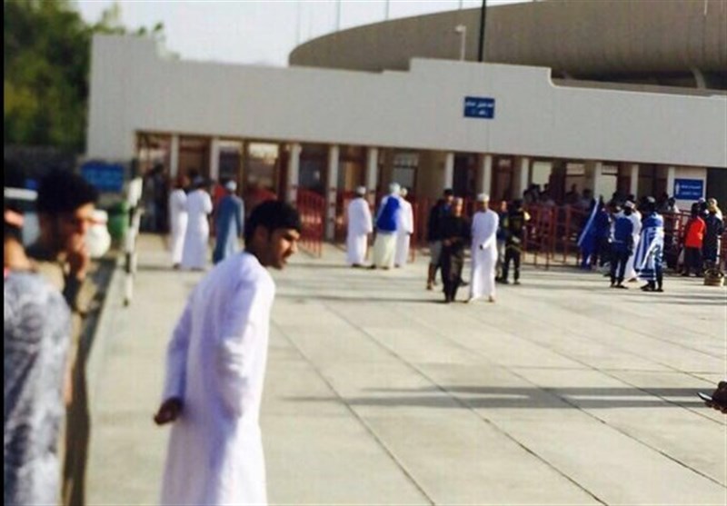 هواداران حریف عربستانی پرسپولیس با پرچم‌های آبی در حال ورود به ورزشگاه + تصاویر