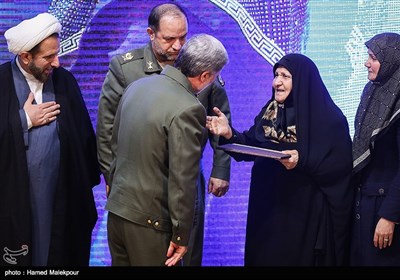 تقدیر از مادر یکی شهدای وزارت دفاع در نهمین جشنواره جوان سرباز
