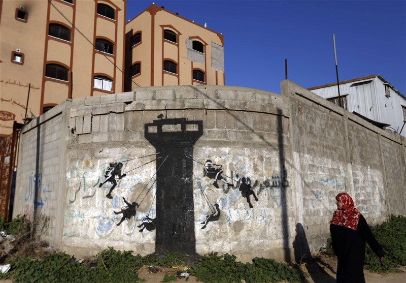 بنکسی بر دیوارهای غزه با موضوع انتفاضه+تصویر