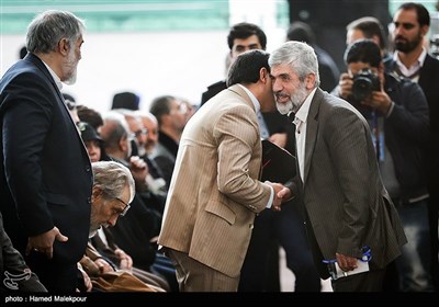 پدر شهید مصطفی احمدی روشن در نخستین مجمع ملّی جبهه مردمی نیروهای انقلاب اسلامی