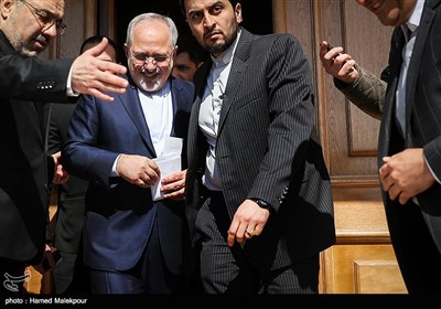 محمدجواد ظریف وزیر امور خارجه در پایان مراسم بزرگداشت شهدای وزارت امور خارجه