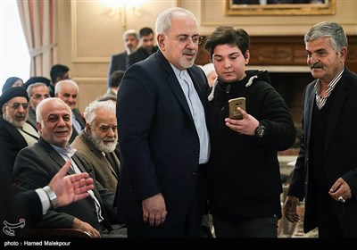سلفی یکی از حاضران در مراسم با محمدجواد ظریف وزیر امور خارجه