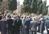 جمعی از بازنشستگان قزوین در مقابل بانک ملی تجمع کردند