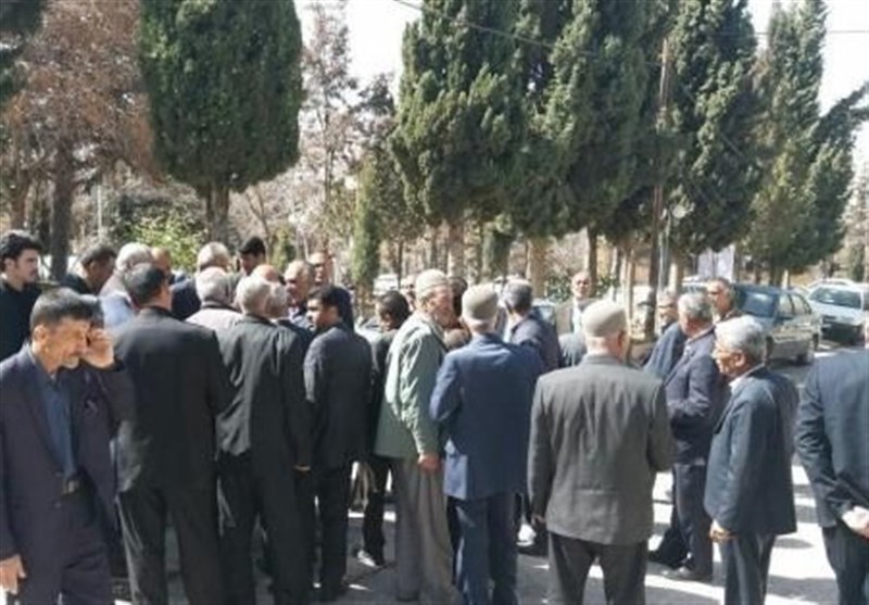 جمعی از بازنشستگان قزوین در مقابل بانک ملی تجمع کردند