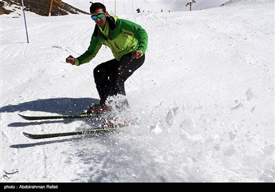 مسابقات اسکی در پیست تاریک دره همدان