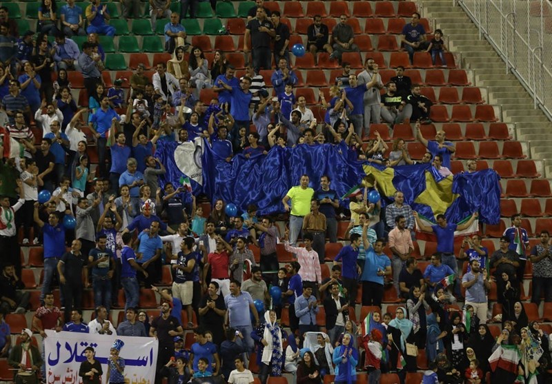 هواداران استقلال در ورزشگاه سلطان قابوس