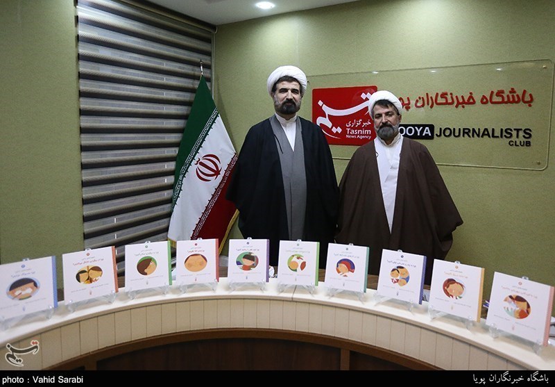 Previous  17/31 Next  رونمایی از مجموعه کتاب های بیشتر بدانیم ،حکمتنامه فاطمی و شکوفه های دانایی