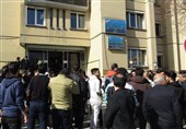 مغازه‌داران خیابان بوعلی مقابل فرمانداری همدان تجمع کردند
