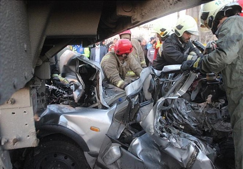 تصاویر/ راننده « سمند» در تصادف زنجیره‌ای 8 خودرو جان داد