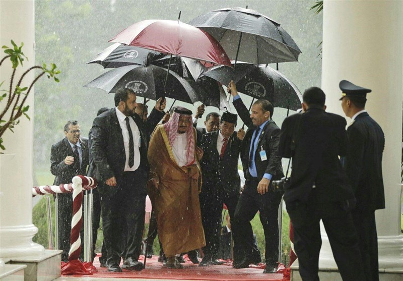 سفر پادشاه عربستان به اندونزی با هیأت همراه 1000 نفره و بنز لیموزین، پله برقی و 460 تن اثاث و تجهیزات + عکس