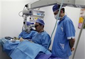 وزیر بهداشت 15 عمل جراحی چشم در دهلران انجام داد+تصاویر