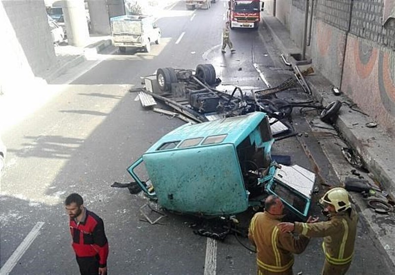 متلاشی شدن کامیونت بعد سقوط از روی پل در بزرگراه فتح + تصاویر