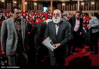 مهدی چمران رئیس شورای شهر تهران در مراسم تقدیر اهالی فرهنگ و رسانه از خانواده شهدای آتش‌نشان